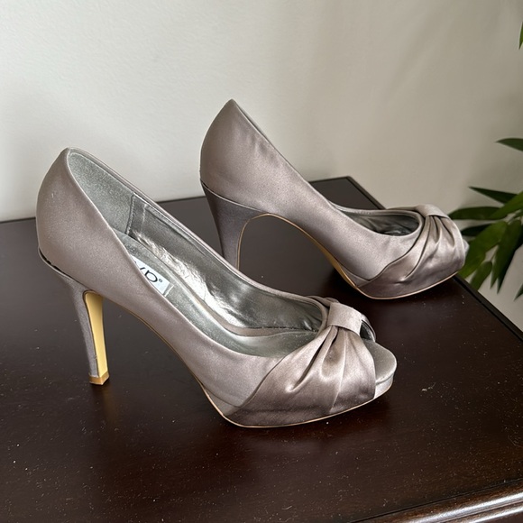 Peep toe, pewter pumps worn once size 6 - Picture 5 of 6